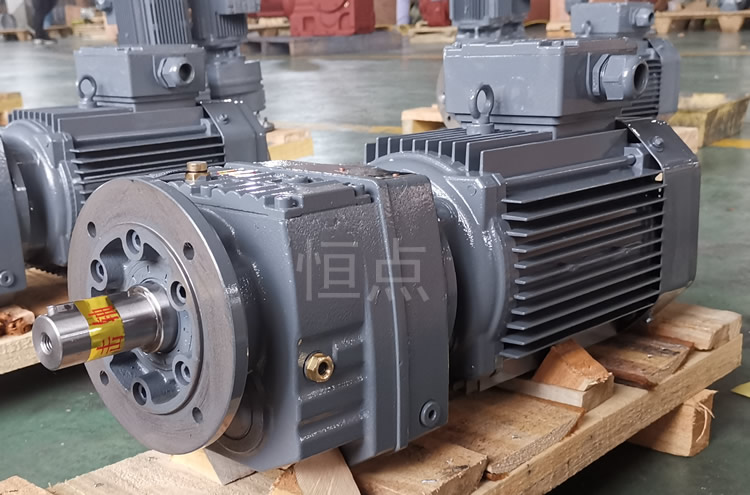 RF47系列減速機配直聯電機，立式安裝 輸出法蘭+軸 實物圖